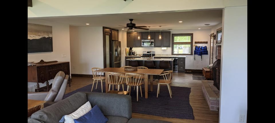 Kitchen or kitchenette, Dining area