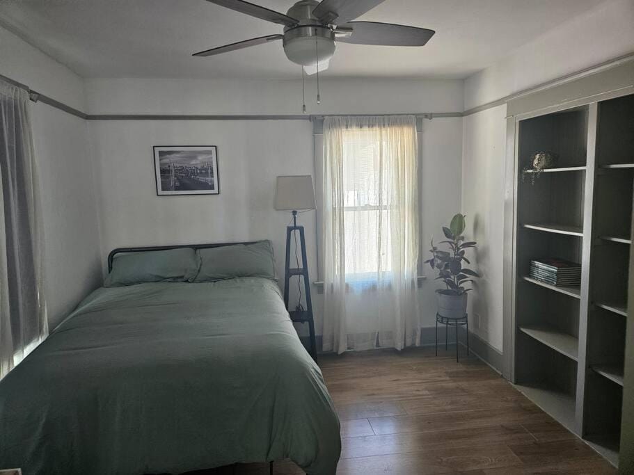 Entire home in Historic Long Beach close to shops House in Long Beach