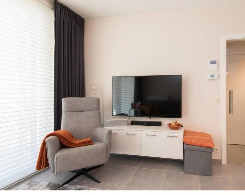Communal lounge/ TV room, TV and multimedia, Living room, Seating area, Evening entertainment