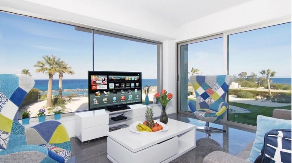 Communal lounge/ TV room, Living room, Sea view