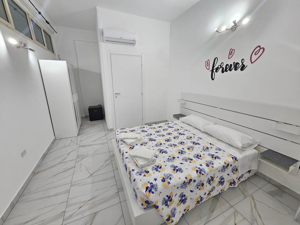 Bed, TV and multimedia, Photo of the whole room, air conditioner