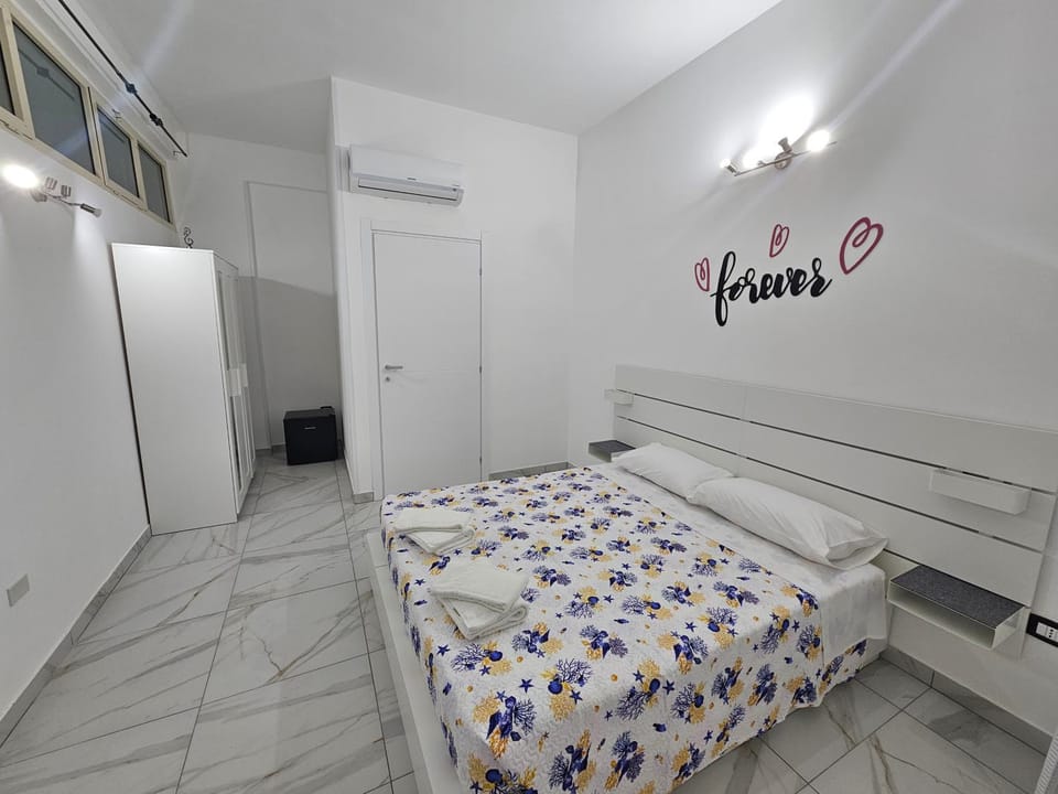 Photo of the whole room, Bedroom, air conditioner