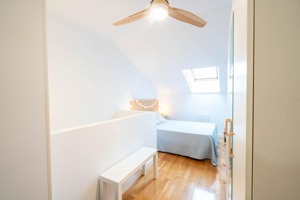 Bed, Photo of the whole room, Bedroom, fireplace