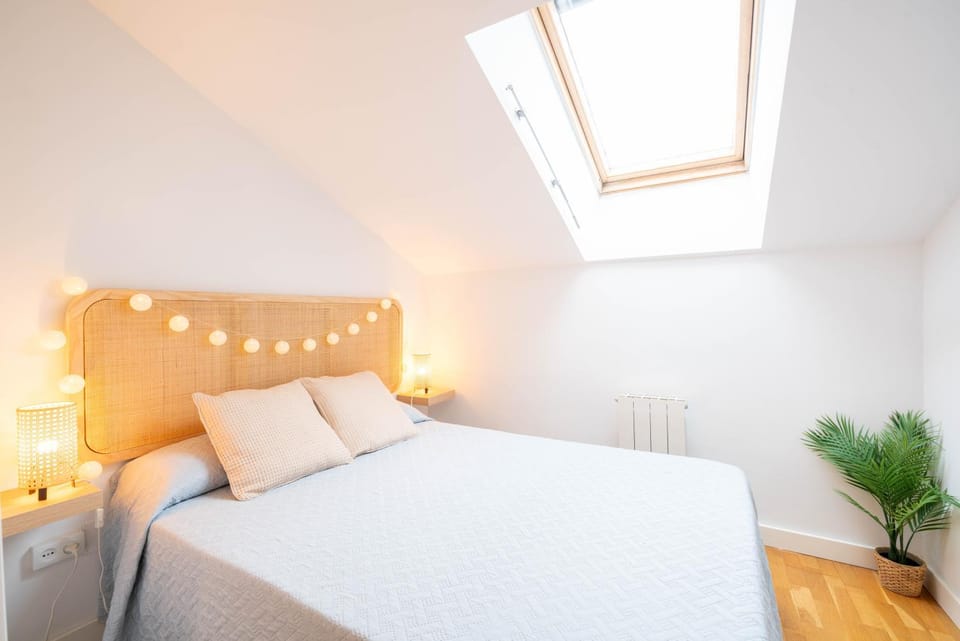 Bed, Photo of the whole room, Bedroom, internet