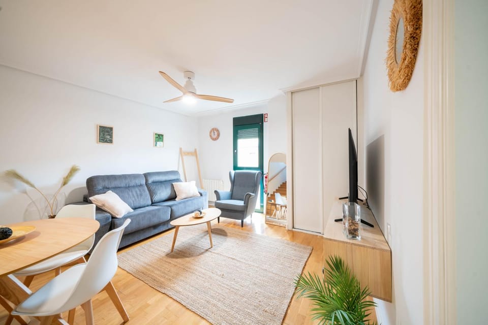 Communal lounge/ TV room, TV and multimedia, Living room, Seating area, Dining area, fireplace