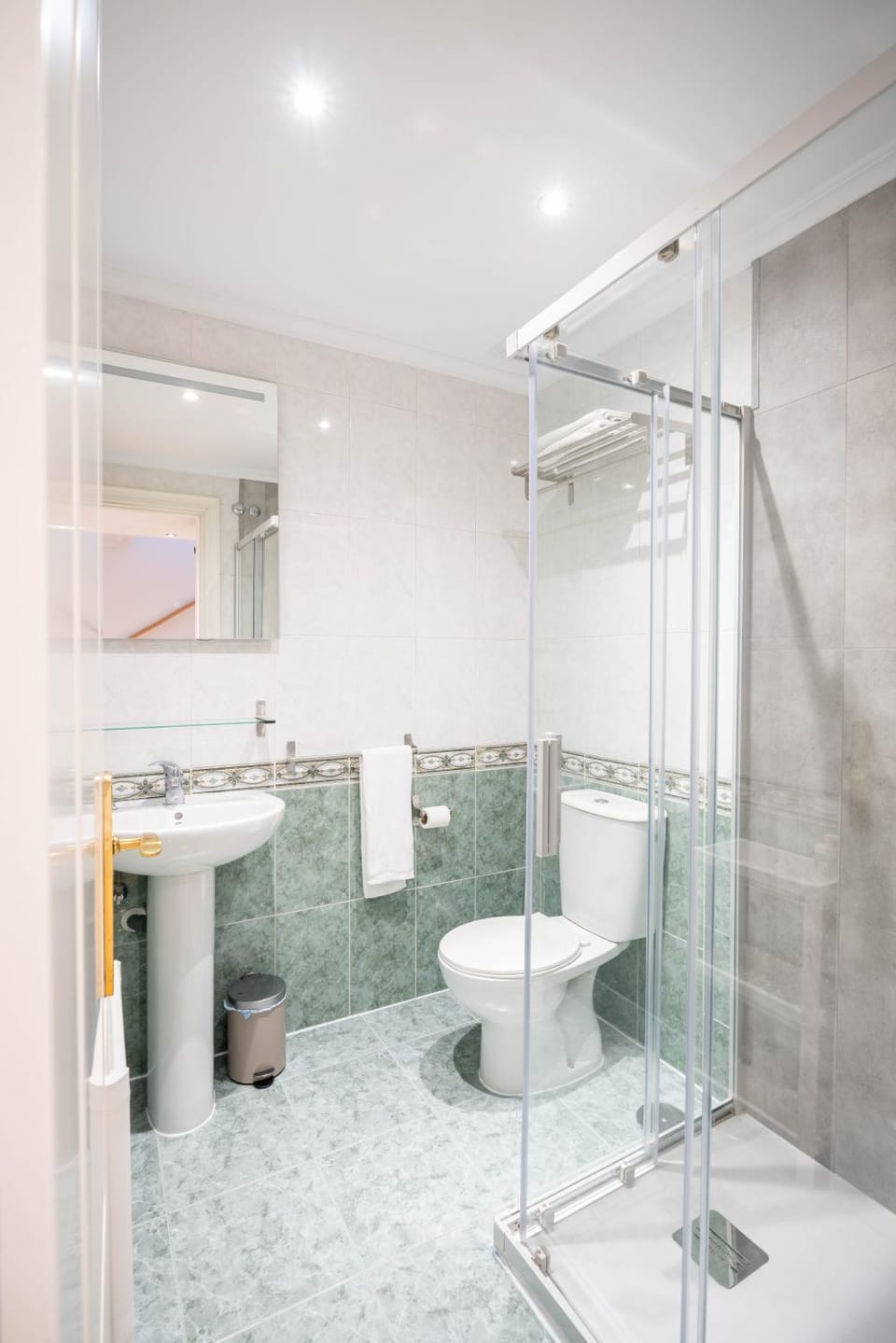Shower, Toilet, Bathroom, towels