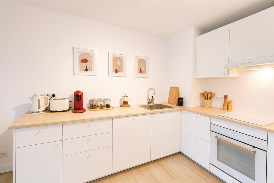 Coffee/tea facilities, microwave, oven, stove, kitchen