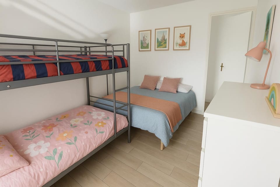 Bed, Photo of the whole room, bunk bed
