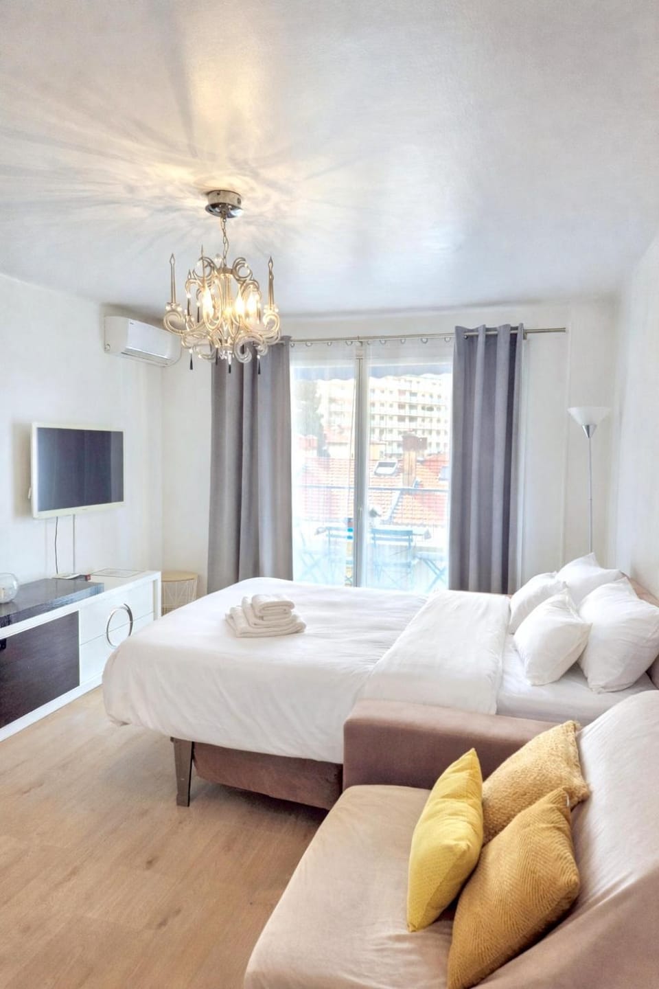 FRGK 'Wilson Palace' AC WIFI FIBRE Terrasse 5min des Plages Apartment in Antibes