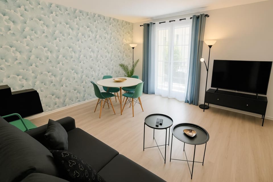 Communal lounge/ TV room, Living room, Seating area