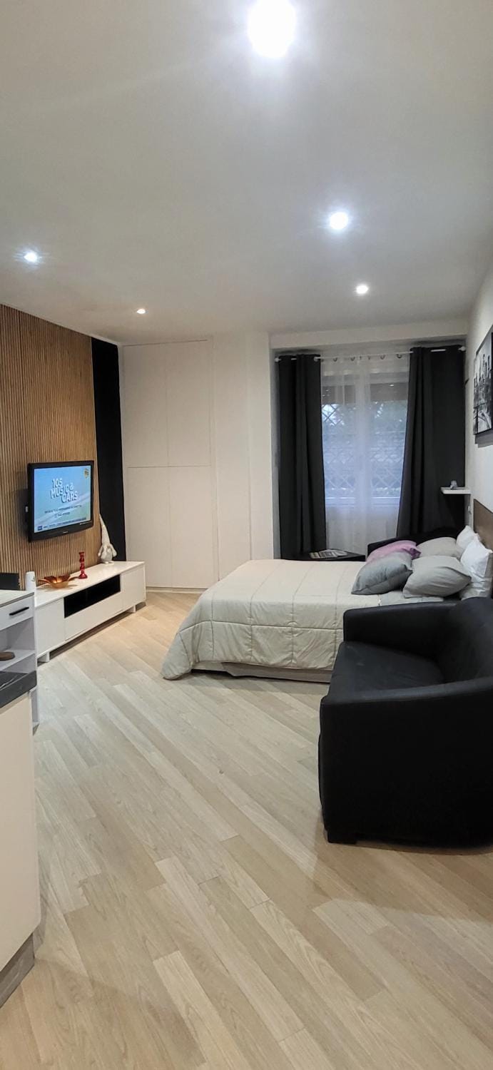Communal lounge/ TV room, Bed, TV and multimedia, Living room, Photo of the whole room, Seating area, Evening entertainment, Bedroom