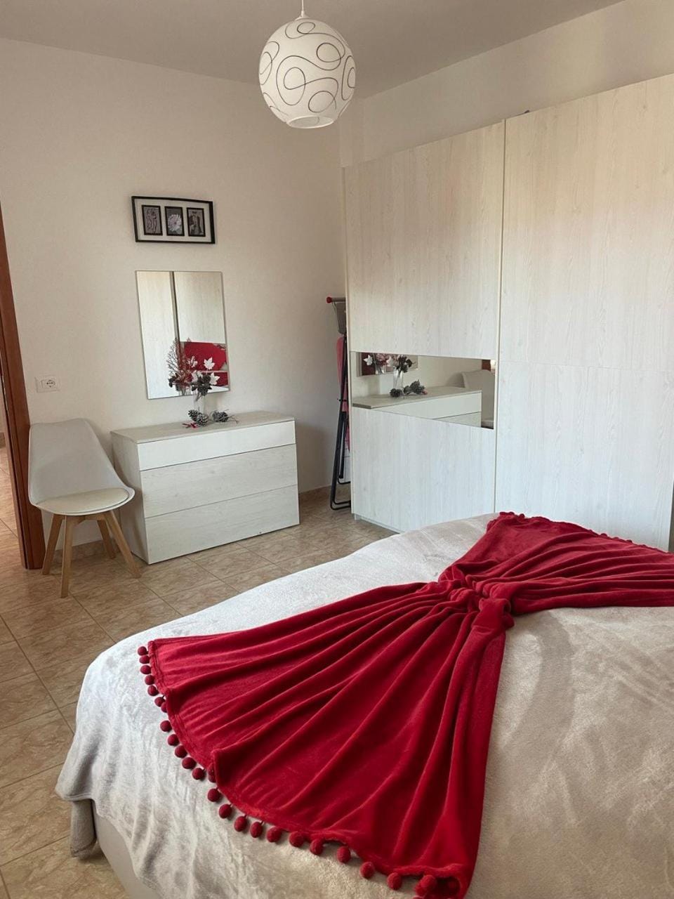 Photo of the whole room, Bedroom