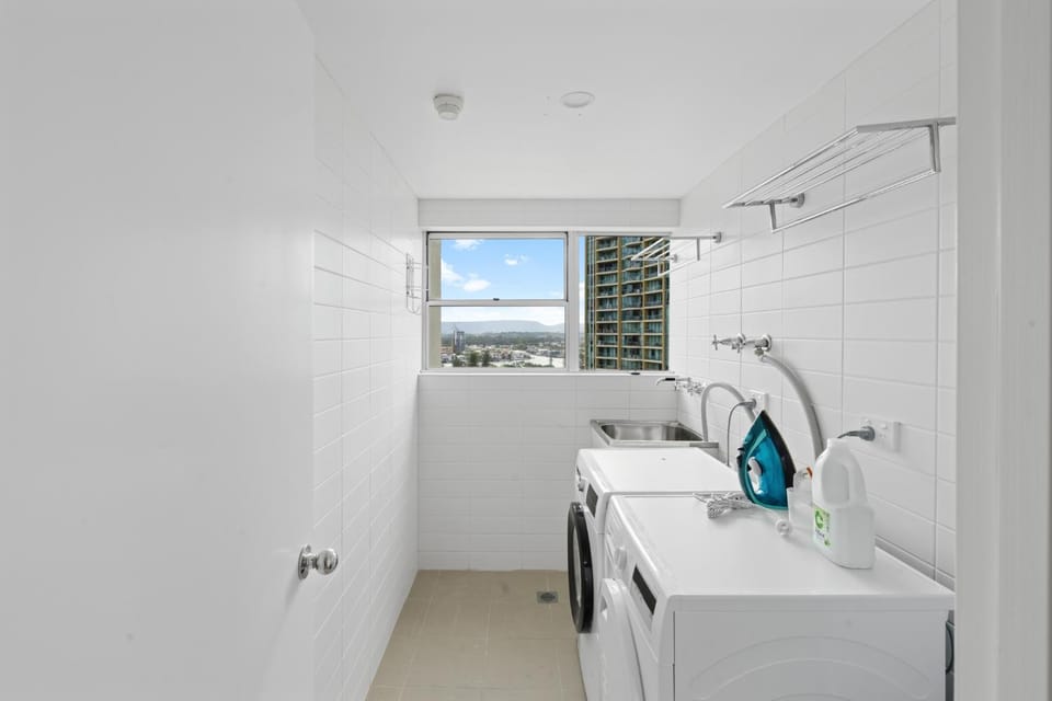 The Coastal - Fully Renovated Beachfront 3 Bedroom unit with Parking & Pool Apartment in Surfers Paradise