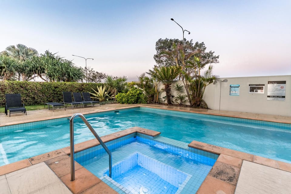 The Coastal - Fully Renovated Beachfront 3 Bedroom unit with Parking & Pool Apartment in Surfers Paradise