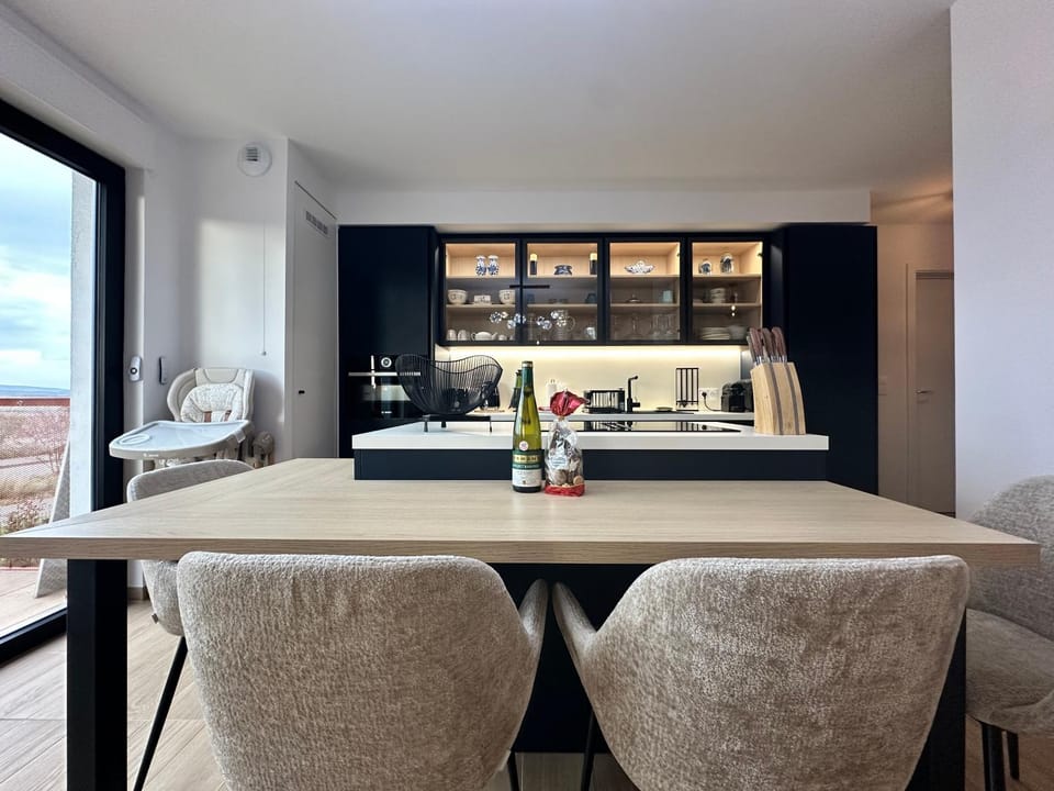 Kitchen or kitchenette, Dining area