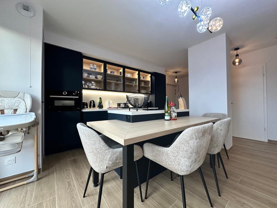 Kitchen or kitchenette, Dining area