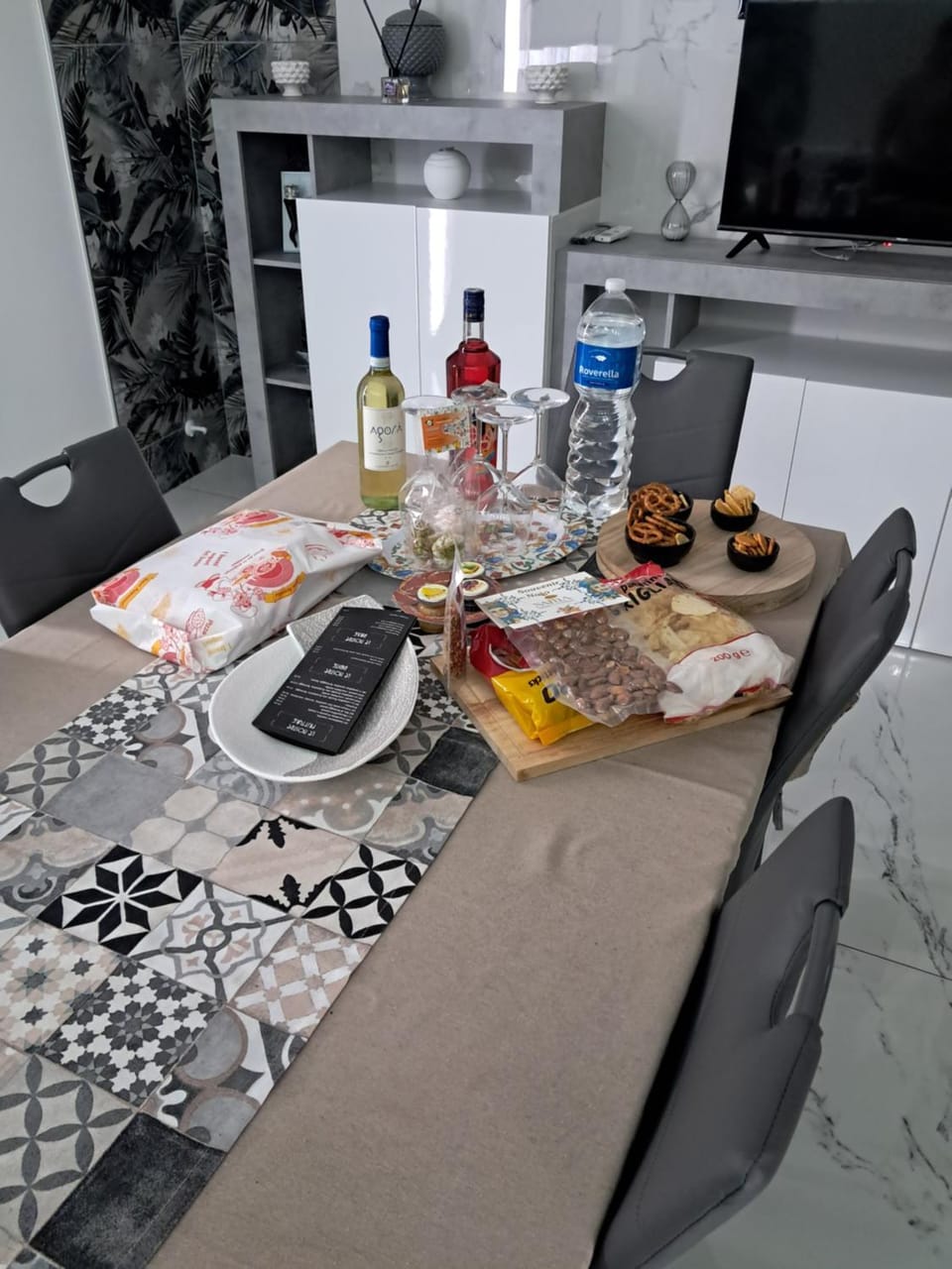 Food and drinks, Dining area, Drinks