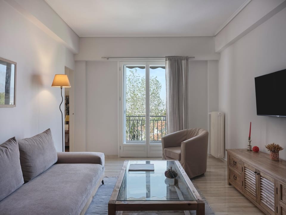 Communal lounge/ TV room, TV and multimedia, Living room, Seating area, Evening entertainment