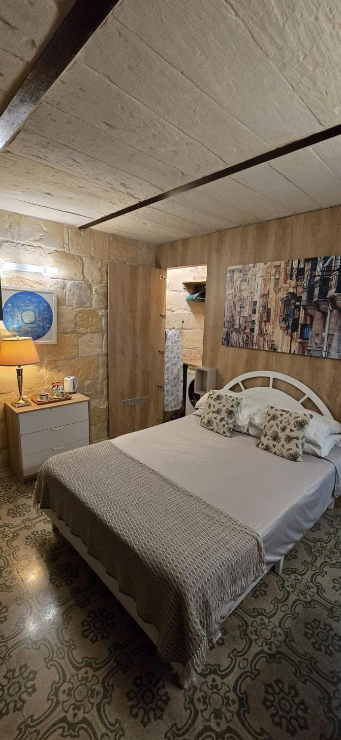 Bed, TV and multimedia, Coffee/tea facilities, Bedroom, Street view, Quiet street view, flat iron, hair dryier, internet, wardrobe, washing machine, air conditioner