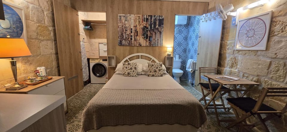 Bed, TV and multimedia, Coffee/tea facilities, Bedroom, Street view, Quiet street view, flat iron, hair dryier, internet, wardrobe, washing machine, air conditioner