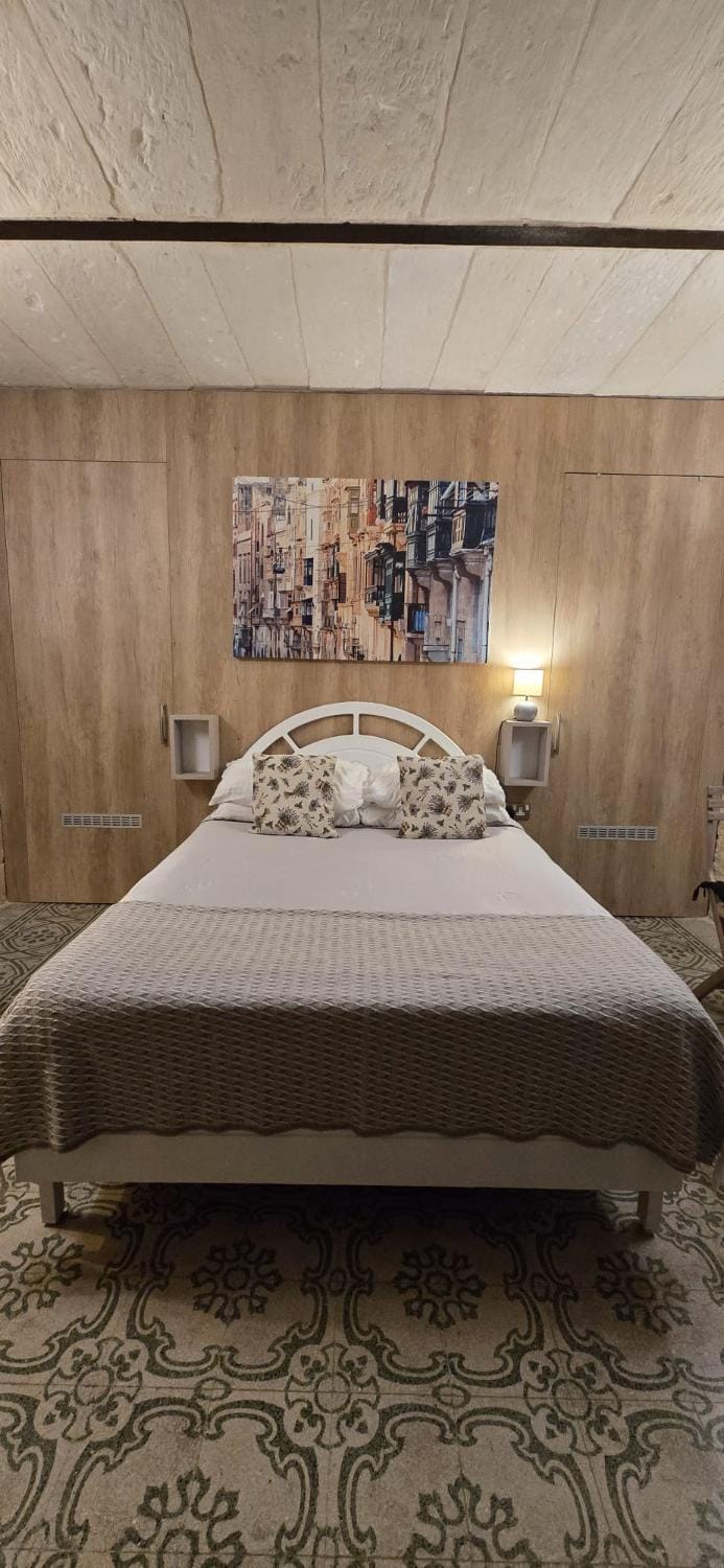 Bed, TV and multimedia, Coffee/tea facilities, Bedroom, Street view, Quiet street view, flat iron, hair dryier, internet, wardrobe, washing machine, air conditioner