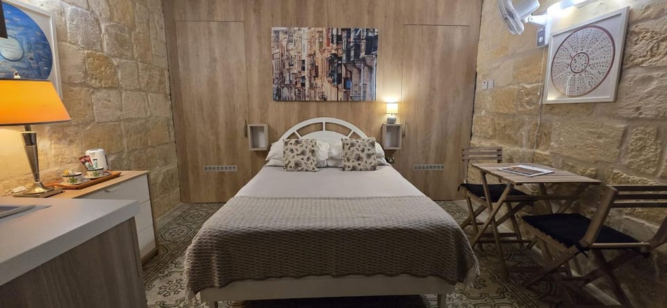 Bed, TV and multimedia, Coffee/tea facilities, Bedroom, Street view, Quiet street view, flat iron, hair dryier, internet, wardrobe, washing machine, air conditioner