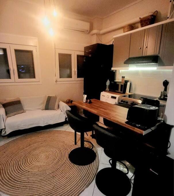 Kitchen or kitchenette, Living room, Dining area, minibar, stove