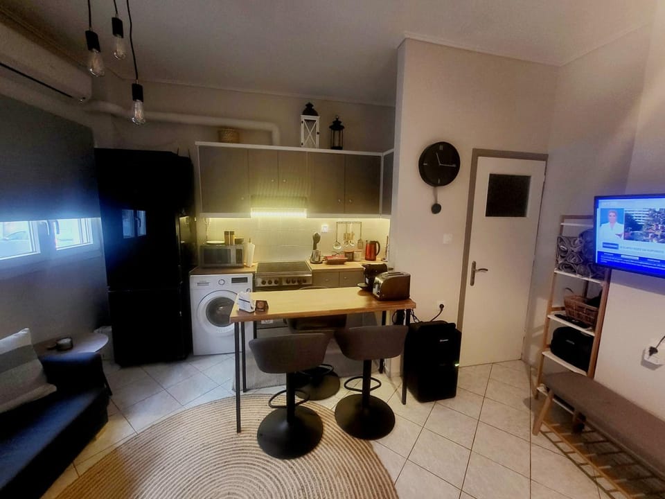 Kitchen or kitchenette, Dining area, minibar