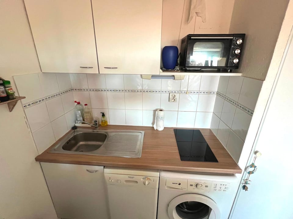 Kitchen or kitchenette, dishwasher, washing machine