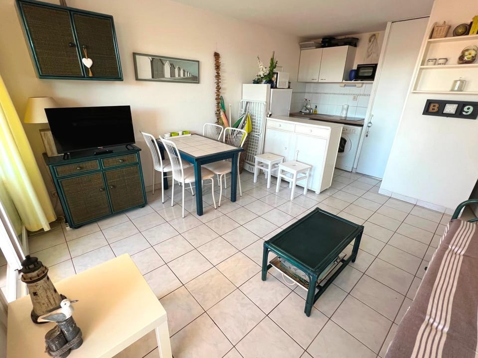 Kitchen or kitchenette, Living room