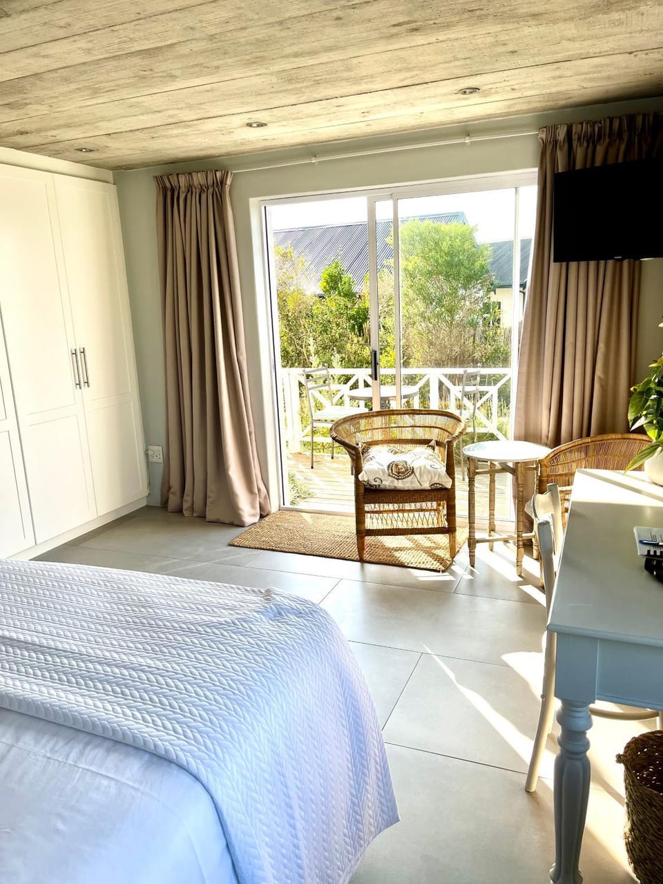 View (from property/room), Balcony/Terrace, Seating area, Bedroom