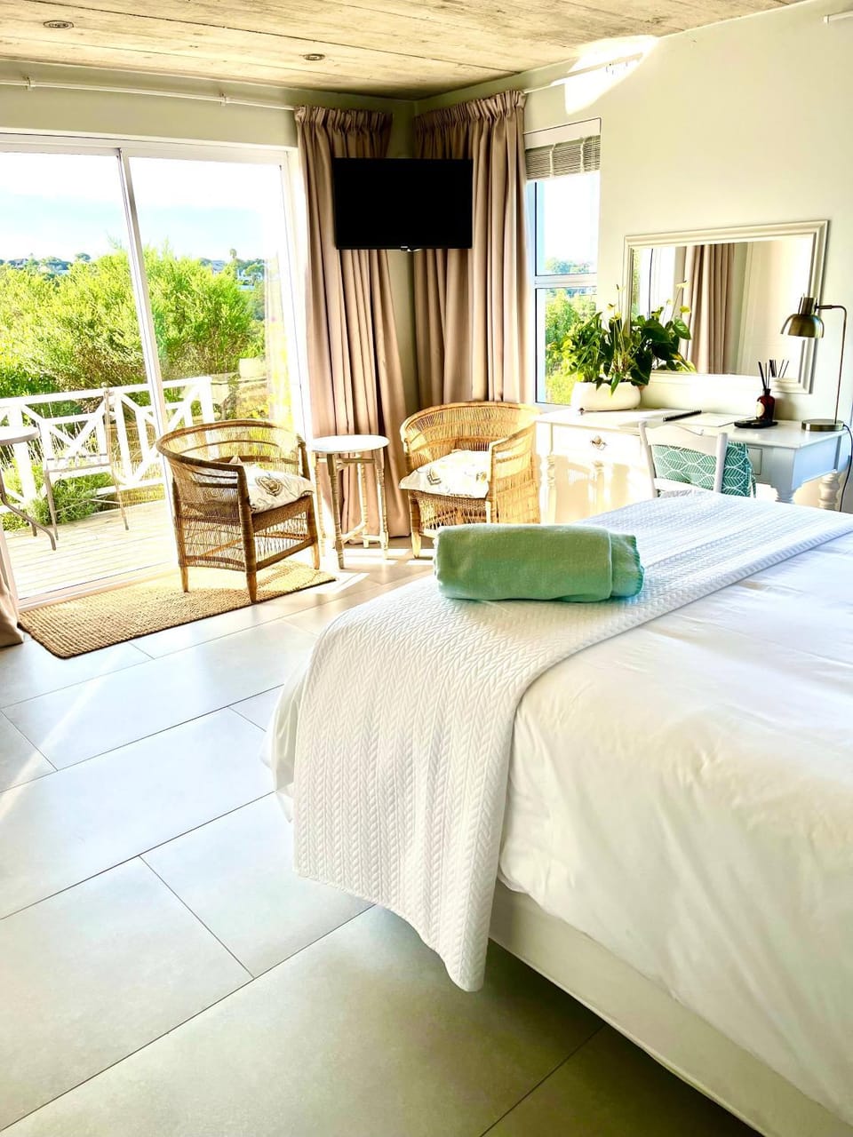 Bed, View (from property/room), Balcony/Terrace, Photo of the whole room, Seating area, Bedroom