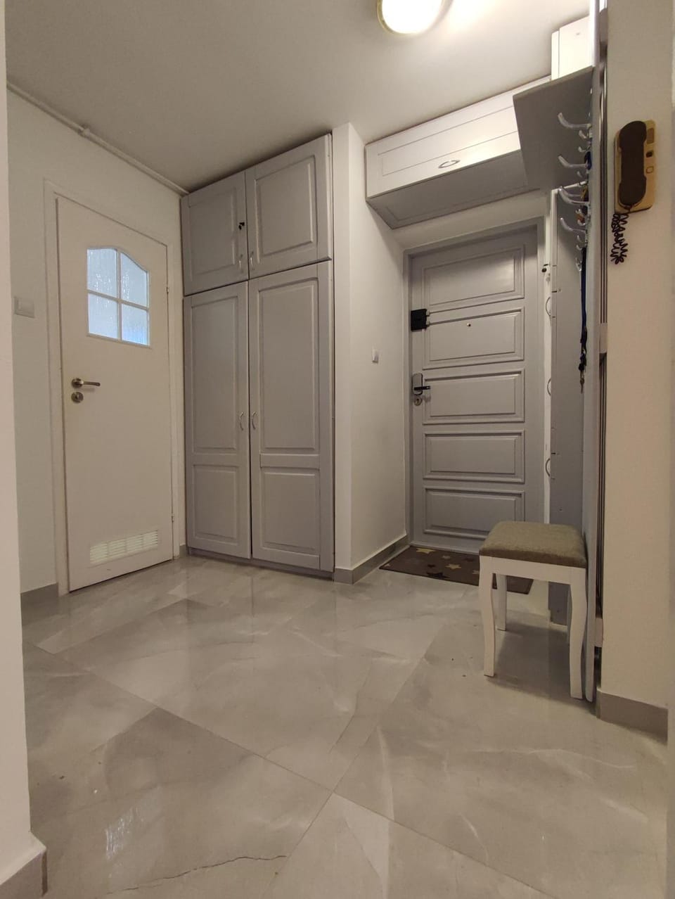 Facade/entrance, wardrobe