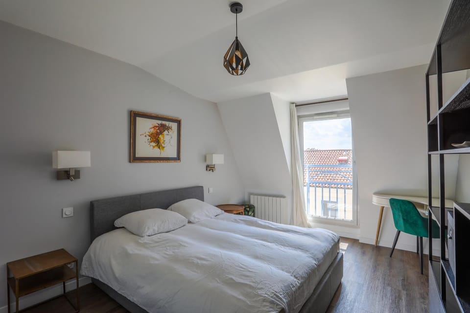 Bed, Photo of the whole room, Bedroom