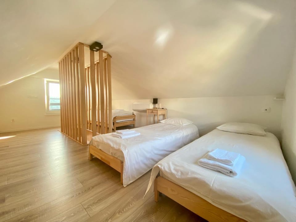 Bed, Bedroom, towels