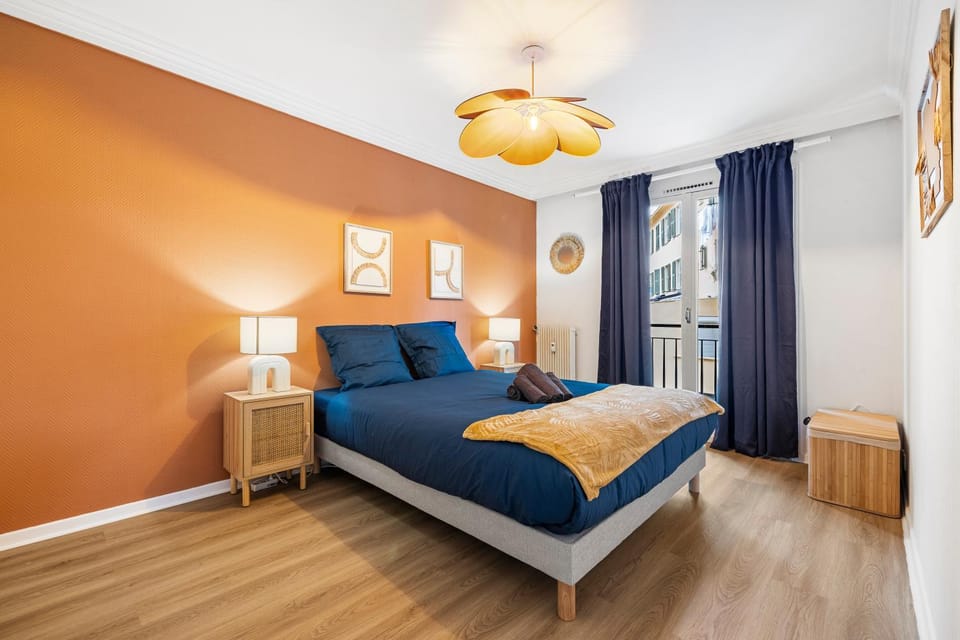 Photo of the whole room, Bedroom