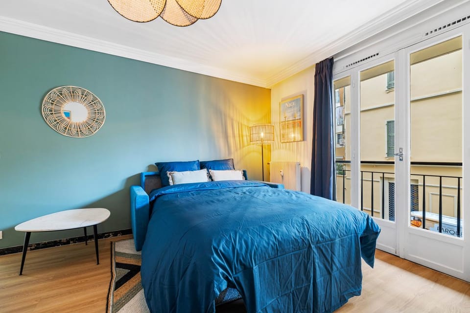 Bed, Living room
