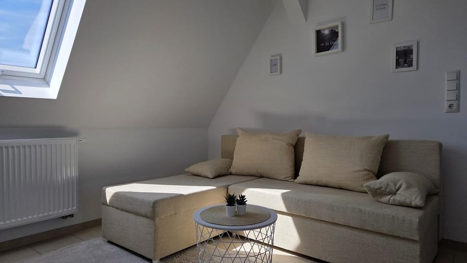 Living room, Seating area, internet