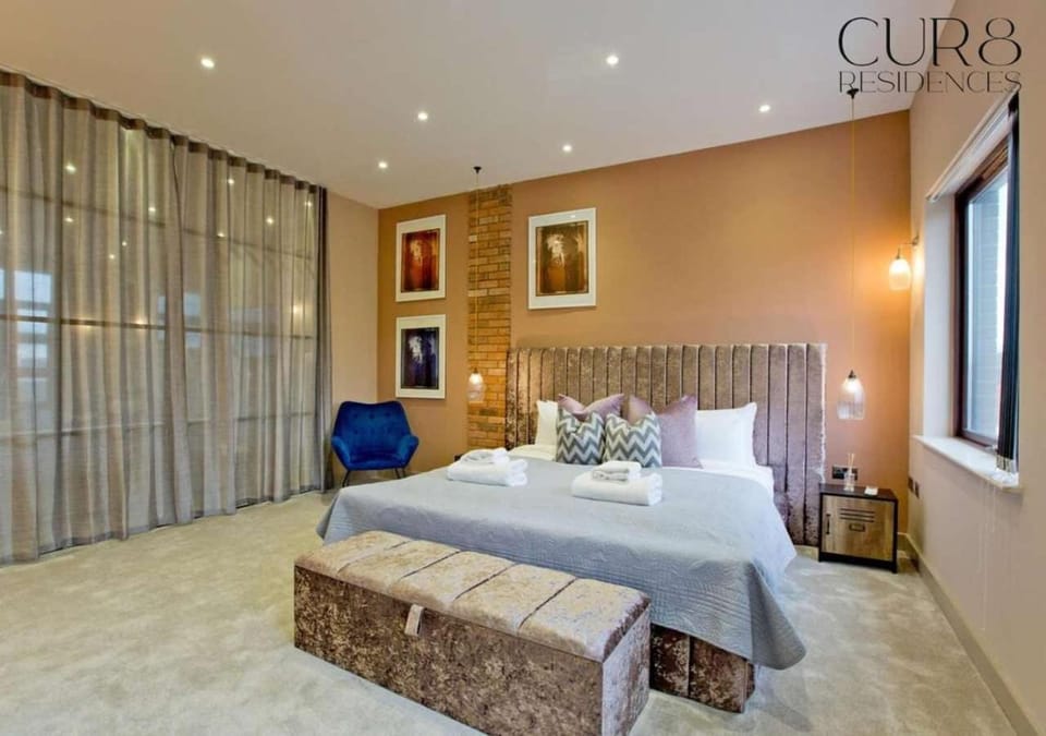 Stylish Penthouse with City Views / balcony AC Apartment in London Borough of Camden