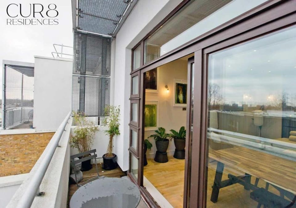 Stylish Penthouse with City Views / balcony AC Apartment in London Borough of Camden