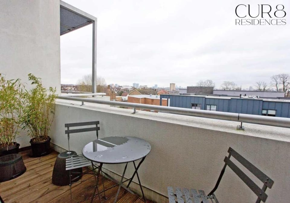 Stylish Penthouse with City Views / balcony AC Apartment in London Borough of Camden