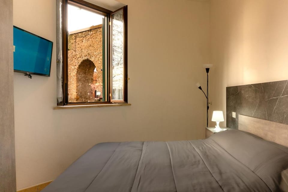 Bed, TV and multimedia, Photo of the whole room, Bedroom
