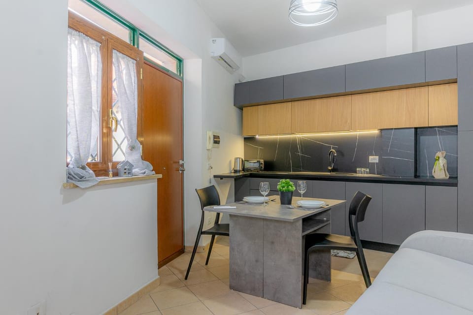 Kitchen or kitchenette, Dining area