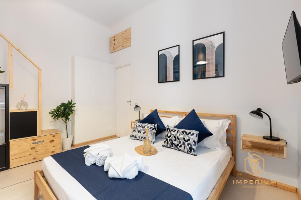 Bed, TV and multimedia, Photo of the whole room, Bedroom, towels