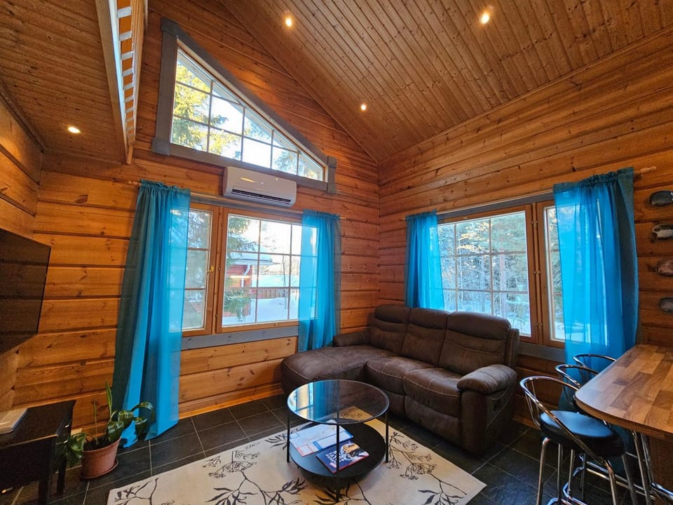 Communal lounge/ TV room, TV and multimedia, Living room, Seating area, Dining area, air conditioner