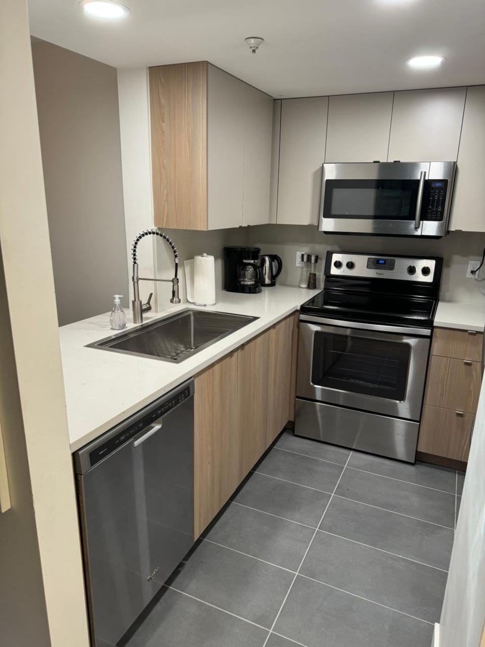 Kitchen or kitchenette, dishwasher, stove