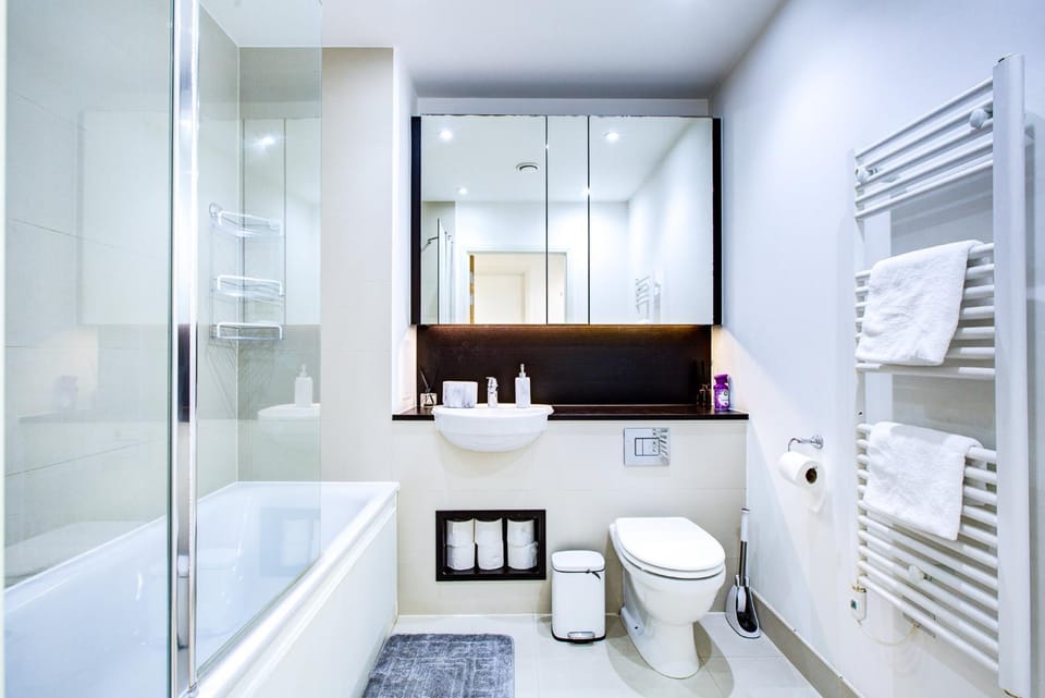 Shower, Toilet, towels