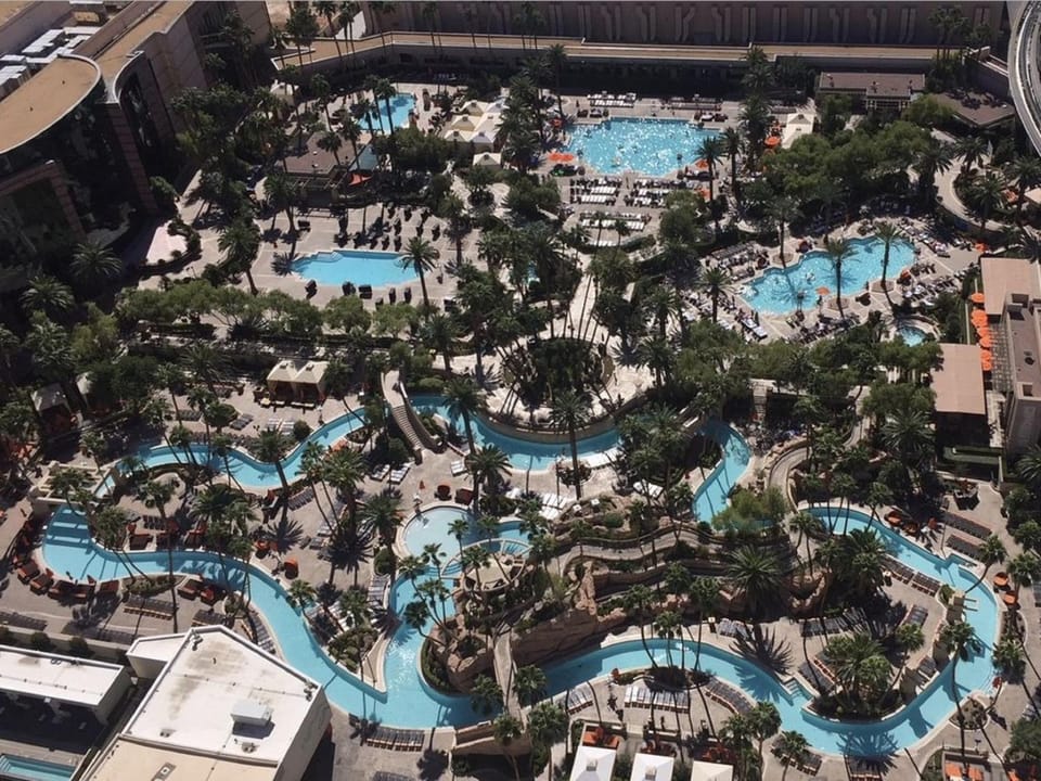 Lucky Gem Penthouse & Luxury Suites at MGM Signature Resort, Balcony Strip View 2605 Hotel in Las Vegas Strip