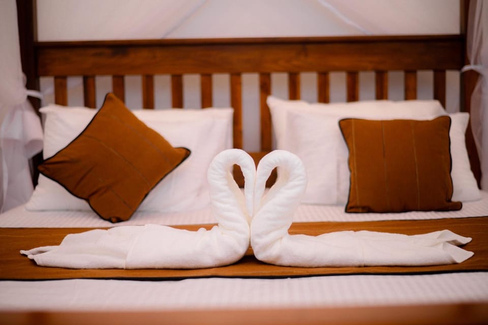 Bed, Bedroom, towels