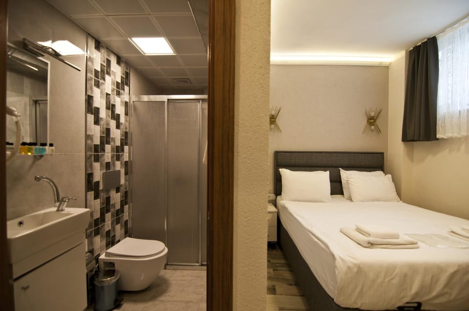 Shower, Toilet, Bed, Bathroom, Photo of the whole room, Bedroom, towels